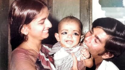 குழந்தையாக தொட்டிலில் தவழும் தளபதி விஜய்..! அதிகம் பார்த்திடாத அரிய புகைப்படங்கள் இதோ..!