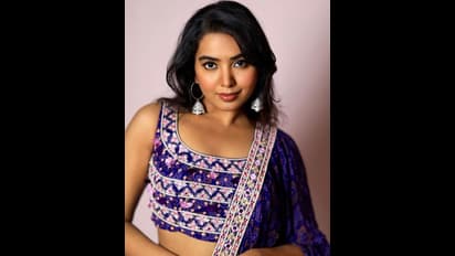 Shivathmika: నడుమువొంపులు చూపిస్తూ రెచ్చగొడుతున్న శివాత్మిక.. కొంగు చాటు అందాలతో పిచ్చెక్కించే పోజులు..