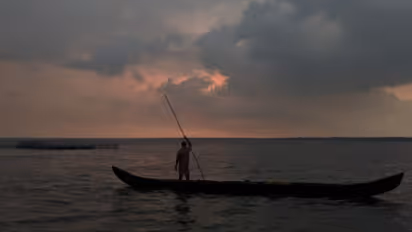 വേമ്പനാട്ടു കായലിൽ മത്സ്യബന്ധനത്തിന് പോയ രണ്ട് മത്സ്യത്തൊഴിലാളികളെ കാണാതായി