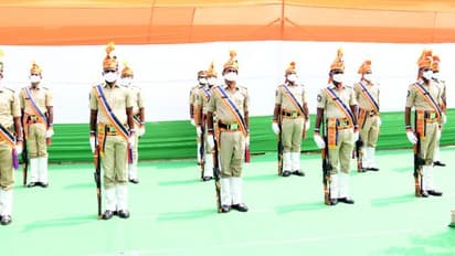 త్రివర్ణ పతాకాన్ని ఎగరేసి... పింగళి వెంకయ్య జయంతి ఉత్సవాన్ని ప్రారంభించిన సీఎం జగన్ (ఫోటోలు)