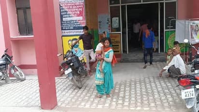 कुशीनगर: नहीं पसीजा स्वास्थ्यकर्मियों का दिल, आंख में आंसू और कंधे पर मासूम का शव लेकर घर के लिए निकली मां