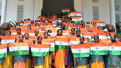 రాజ్‌భవన్‌లో హర్ ఘర్ తిరంగ.. సిబ్బందికి జాతీయ జెండాలు, దస్తులు పంపిణీ చేసిన గవర్నర్ తమిళిసై