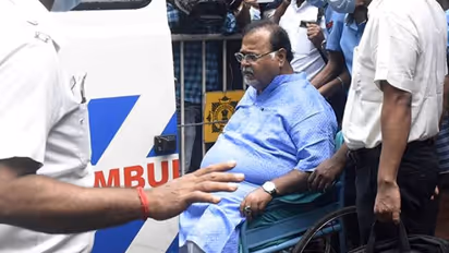 പാര്‍ത്ഥ ചാറ്റര്‍ജിയ്ക്ക് നേരെ ചെരുപ്പേറ്, കഴുത്തിൽ കയര്‍ കെട്ടി വലിക്കണമെന്ന് ചെരുപ്പെറിഞ്ഞ സ്ത്രീ