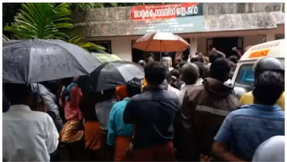  വന്യജീവി ആക്രമണമല്ലെന്ന് വരുത്തിത്തീർക്കാൻ ശ്രമമെന്ന് പരാതി; പാലക്കാട്ട് മൃതദേഹവുമായി നാട്ടുകാരുടെ പ്രതിഷേധം