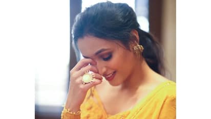 ఎల్లో డ్రెస్ లో శ్రీనిధి శెట్టి అందాలు అదుర్స్.. మత్తెక్కించే పోజులతో మైమరిపిస్తున్న ‘కేజీఎఫ్’ బ్యూటీ..