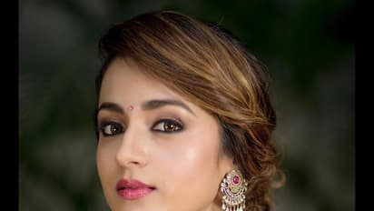 தலைக்கேறிய ஓவர் போதையில்... நான்கு பேருடன் ஒரே சோபாவில் கட்டி உருளும் த்ரிஷா! வைரலாகும் வீடியோ..!