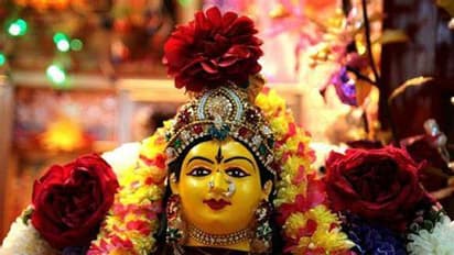 వరలక్ష్మీ వత్రం ఉపవాసం ఉండేవారు ఈ తప్పులు చేస్తే అమ్మవారి అనుగ్రహం పొందరు.. పెళ్లికాని వారు ఈ ఉపవాసం ఉండొచ్చా?