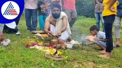 ಉತ್ತರಕನ್ನಡ: ಪಂಚಮಿಯಂದು ನೈಜ ನಾಗನಿಗೆ ಹಾಲೆರೆದು ಪೂಜೆ