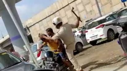 റോങ് സൈഡ് കയറിയ ബൈക്ക് യാത്രക്കാര്ക്ക് മുന്നിൽ കോടാലിയുമായി ചാടി വീണ് ട്രാഫിക് പൊലീസ്