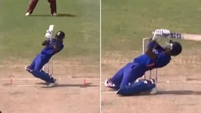 ವಿಕೆಟ್ ಕೀಪರ್ ತಲೆಯ ಮೇಲೆ ಚೆಂಡನ್ನು ಬೌಂಡರಿಗಟ್ಟಿದ ಸೂರ್ಯಕುಮಾರ್ ಯಾದವ್..! ವಿಡಿಯೋ ವೈರಲ್