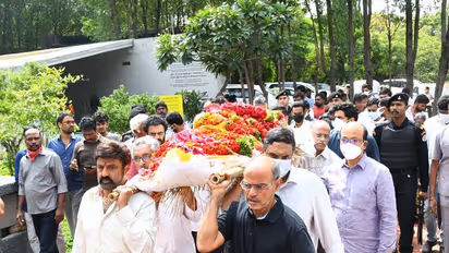 సోదరి పాడెమోసిన నందమూరి బాలకృష్ణ... ముగిసిన ఉమామహేశ్వరి అంత్యక్రియలు (Photos)