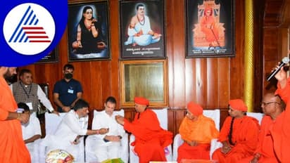 ಮುರಘಾ ಮಠಕ್ಕೆ ಭೇಟಿ ನೀಡಿದ ರಾಹುಲ್ ಗಾಂಧಿ, ಲಿಂಗ ಧಾರಣೆ ಮಾಡಿದ ಮುರಘಾಶ್ರೀ