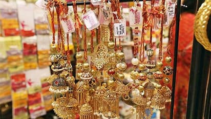 রাজ্যে সরকারি ছুটি, করোনা আতঙ্ক কাটিয়ে রাখি উৎসবে হাসি ফুটেছে স্বনির্ভর গোষ্ঠীর মহিলাদের মুখে