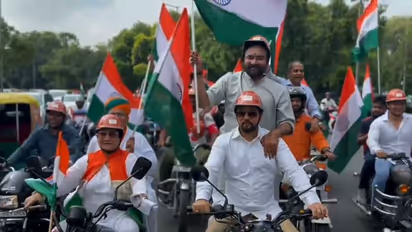 ത്രിവർണ പതാകയേന്തി എംപിമാർ, സ്വാതന്ത്ര്യത്തിന്റെ 75-ാം വാർഷികത്തോടനുബന്ധിച്ച് റാലി, പ്രതിപക്ഷം വിട്ടുനിന്നു