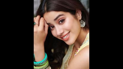 టాప్ అందాలతో కవ్విస్తున్న బాలీవుడ్ యంగ్ బ్యూటీ.. కొంటె పోజులతో మైమరిపిస్తున్న జాన్వీ కపూర్..