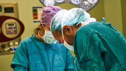 വീട്ടിൽ തന്നെ മൂക്കിന് പ്ലാസ്റ്റിക് സർജറി നടത്തി, ഒടുവിൽ യുവാവ് ആശുപത്രിയിൽ!