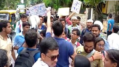 প্রাথমিক টেটের নিয়োগেও দুর্নীতি? উল্টোডাঙায় পুলিশের সাথে চাকরিপ্রার্থীদের ধুন্ধুমার