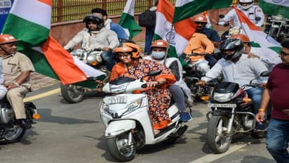 तिरंगा यात्रा की 10 फोटो: स्मृति ईरानी ने चलाई स्कूटी, मनोज तिवारी ने किया कांड, बोले- माफ करें चालान भरूंगा 