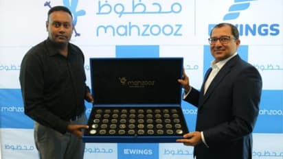 ഗോള്ഡന് സമ്മര് നറുക്കെടുപ്പില് വിജയിയായ പ്രവാസിക്ക് ഒരു കിലോഗ്രാം സ്വര്ണം സമ്മാനിച്ച് മഹ്സൂസ്