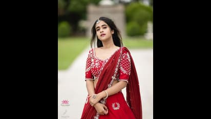 నడుము కొలతలు చూపిస్తూ రెచ్చిపోయిన బిగ్ బాస్ బ్యూటీ.. హాఫ్ శారీలో దీప్తి సునైనా విరహ వేదన తట్టుకోతరమా!