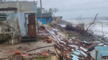 ആലപ്പുഴയിൽ കടൽ ക്ഷോഭം, വീട് പൂർണ്ണമായി തകർന്നു