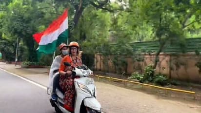 స్కూటర్ పై స్మృతి ఇరానీ, భలే ఫిట్ గా ఉన్నావన్న ఏక్తాకపూర్.. వైరల్ అవుతున్న వీడియో..