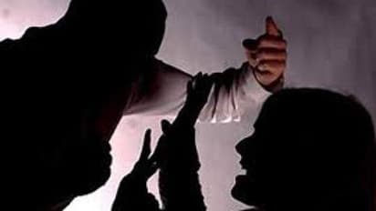 நைட் டைம்ல ஆள் நடமாட்டம் இருக்கிற இடத்தில் ஆன்ட்டியை அலறவிட்டு கதறவிட்ட இரண்டு பேர்! நடந்தது என்ன?