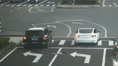 कार की खिड़की से बाहर देख रही थी बच्ची, गुस्साए ड्राइवर ने सड़क पर धकेल दिया और छोड़कर चला गया  