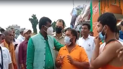 सर, 10 किमी का सफर बहुत चुभता है, कांवड़ियों के इस सवाल पर DC बोले- कौन सी पार्टी से हो, यहां राजनीति मत करो