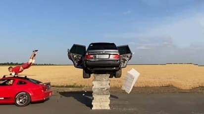 युवक का स्टंट देख हर कोई हैरान, पलक झपकते ही चलती कार से दूसरी में गया और वापस पहली गाड़ी पर चढ़ गया