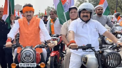 ഹർ ഘർ തിരം​ഗ റാലിയിൽ ഹെൽമറ്റില്ലാതെ ബൈക്ക് റൈഡ്, ബിജെപി എംപി മനോജ് തിവാരിക്ക് പിഴ, മാപ്പ് പറഞ്ഞ് നേതാവ്