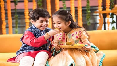 Rakhi: ఏ రాశిలో పుట్టిన వారికి ఏ రంగు రాఖీ కట్టాలి..!