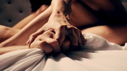 यहां अपनी मां के सामने ही लड़की को करना पड़ता है सेक्स, जानें इस अजीब परंपरा के बारे में