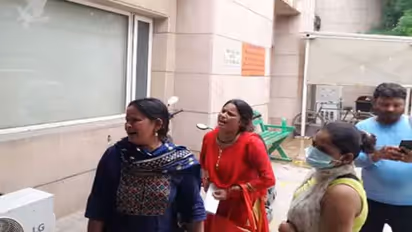 नोएडा: जमीन पर तड़पता रहा मरीज, परिजन अस्पताल प्रशासन से मांगते रहे एंबुलेंस, आखिरकार एक और मरीज ने तोड़ा दम
