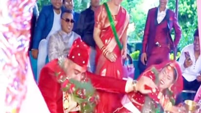 मंडप में दूल्हे ने क्यूट सी हरकत, दुल्हन को नहीं आया पसंद और कर दी 'धुनाई', देखें Video