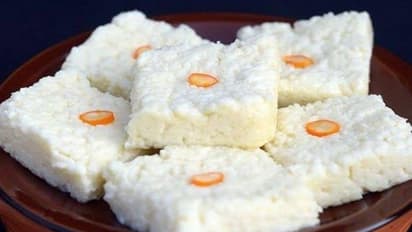 இந்த தீபாவளிக்கு பெங்காலி ஸ்வீட் வெல்ல சந்தேஷ் செய்யலாம்!