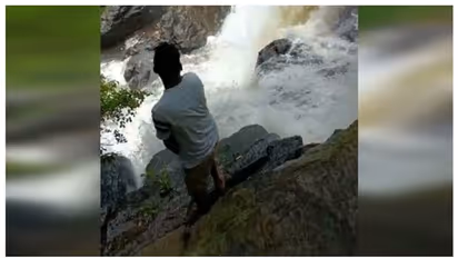 വീഡിയോയ്ക്കായി പോസ് ചെയ്യവേ കാല്‍വഴുതി വെള്ളച്ചാട്ടത്തില്‍ വീണു,യുവാവിനെ കാണാനില്ല