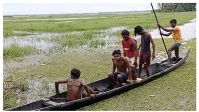 വെള്ളപ്പൊക്കം കാണാൻ സാഹസിക യാത്ര; വള്ളം മറിഞ്ഞ് അപകടത്തിൽപ്പെട്ട വിദ്യാർഥികളെ സാഹസികമായി രക്ഷിച്ചു