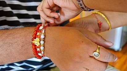 রাশি অনুযায়ী রাখি বেছে নিন, দাদা বা ভাইয়ের জীবনে অর্থের অভাব হবে না  