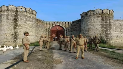 प्रतापगढ़ में बाहुबली विधायक राजा भैया के पिता हाउस अरेस्ट, बाजार में पसरा सन्नाटा, जानिए क्या है पूरा मामला