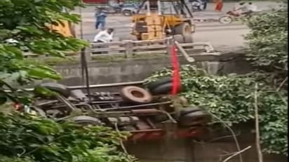नदी में गिरे ट्रक को निकालने आई क्रेन खुद चली गई पानी में, घटना का ऐसा वीडियो देख सहम गए लोग