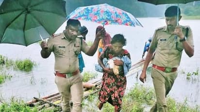 കനത്ത മഴയിൽ കാടിനകത്ത് ഒറ്റപ്പെട്ട ഗർഭിണികളെ രക്ഷിച്ചു, ആരോഗ്യ വകുപ്പ് ഉദ്യോഗസ്ഥരെ അഭിനന്ദിച്ച് മന്ത്രി
