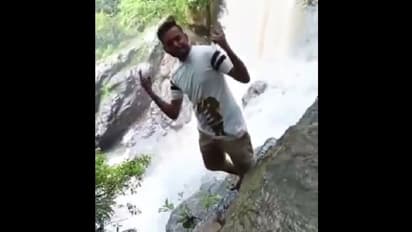 ಫೋಟೋ ತೆಗೆಸಿಕೊಳ್ಳಲು ಹೋಗಿ ಜಲಪಾತಕ್ಕೆ ಬಿದ್ದ ಯುವಕ: ರಕ್ಷಣಾ ಪಡೆಯಿಂದ ಶೋಧ ಕಾರ್ಯಾಚರಣೆ