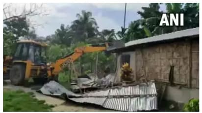 ഭീകരവാദ സംഘടനയുമായി ബന്ധമെന്ന് സംശയം; മദ്റസ ബുൾഡോസർ ഉപയോ​ഗിച്ച് തകർത്തു