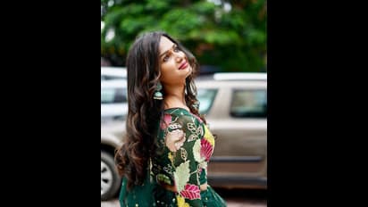 పూల డ్రెస్ లో ‘బిగ్ బాస్’ అరియానా అందాల విందు.. ట్రెడిషనల్ లుక్ లో అట్రాక్ట్ చేస్తున్న ఆర్జీవీ గర్ల్..