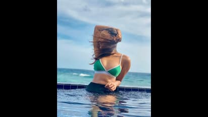 బికినీ అందాలతో సూర్యుడికే చెమటలు పట్టిస్తున్న విజయ్‌ దేవరకొండ హీరోయిన్‌.. వెకేషన్‌ పిక్స్ ట్రెండింగ్‌