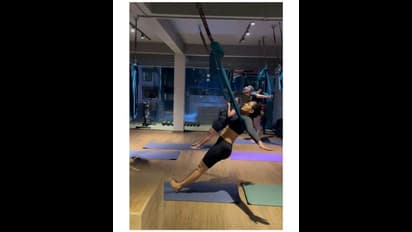 'బింబిసార' హీరోయిన్ హెవీ వర్కౌట్స్ వైరల్.. హాట్ భంగిమలతో చెమటలు పట్టిస్తున్న బ్యూటీ