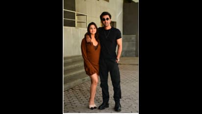 ಬೇಬಿ ಬಂಪ್ ಕಾಣಿಸುವ ಬಟ್ಟೆ ಧರಿಸಿ ಪತಿ ಜೊತೆ ಪೋಸ್ ನೀಡಿದ ಅಲಿಯಾ ಭಟ್ 