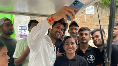 టీ స్టాల్ లో సందడి చేసిన విజయ్ దేవరకొండ,  రౌడీ హీరో సరికొత్తగా  లైగర్ ప్రమోషన్స్