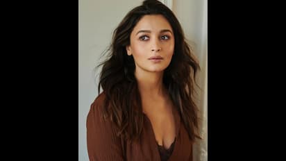 Alia Bhatt: ఫస్ట్ టైం బేబీ బంప్ చూపిస్తూ అలియా భట్ ఫోజులు.. మినీ డ్రెస్ లో రచ్చ, పిక్స్ వైరల్ 